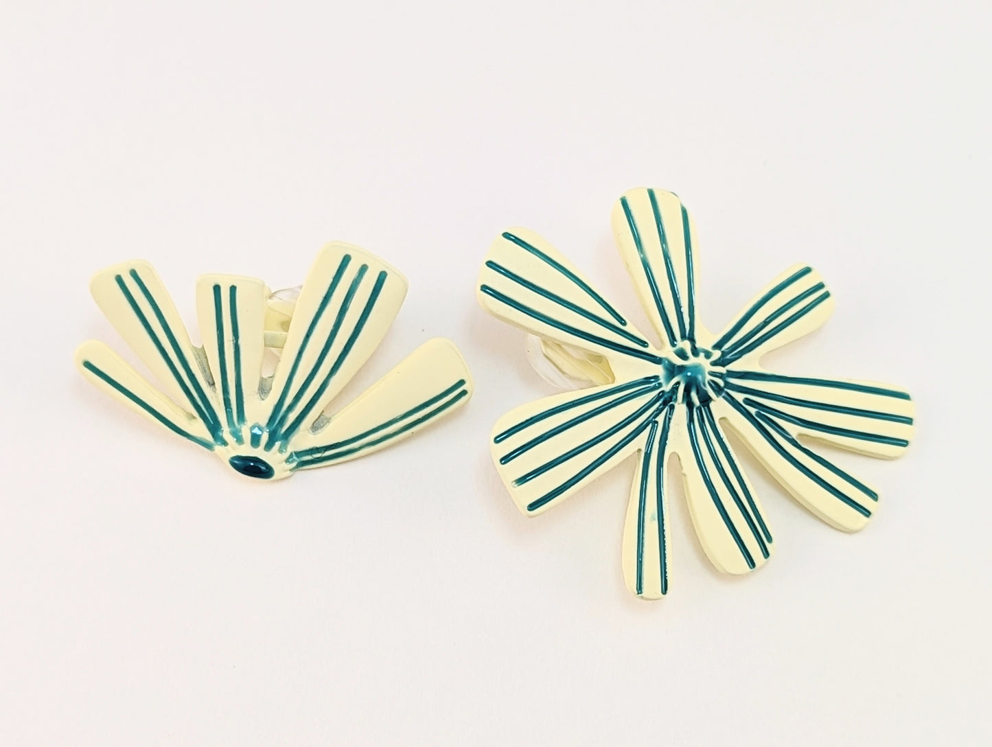 White and Blue Mismatched Flower Clip-on Earrings