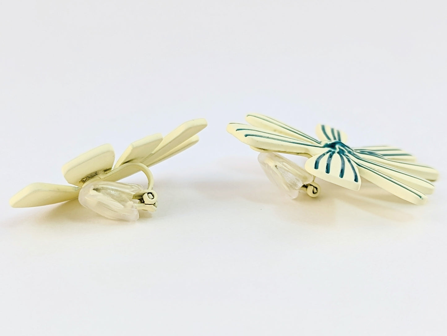 White and Blue Mismatched Flower Clip-on Earrings