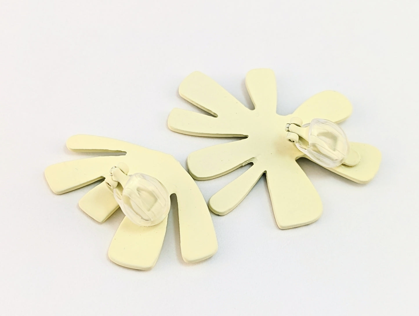 White and Blue Mismatched Flower Clip-on Earrings
