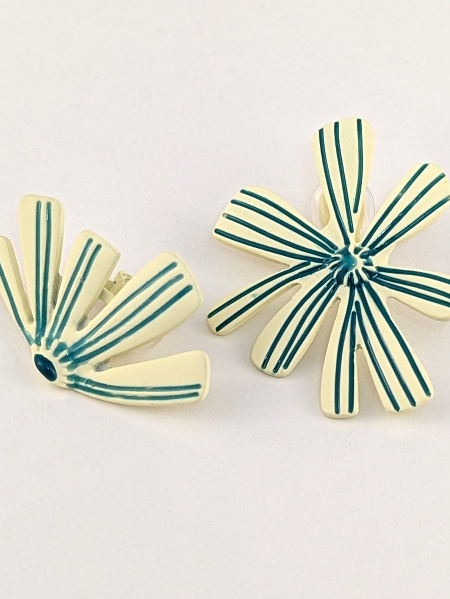 White and Blue Mismatched Flower Clip-on Earrings