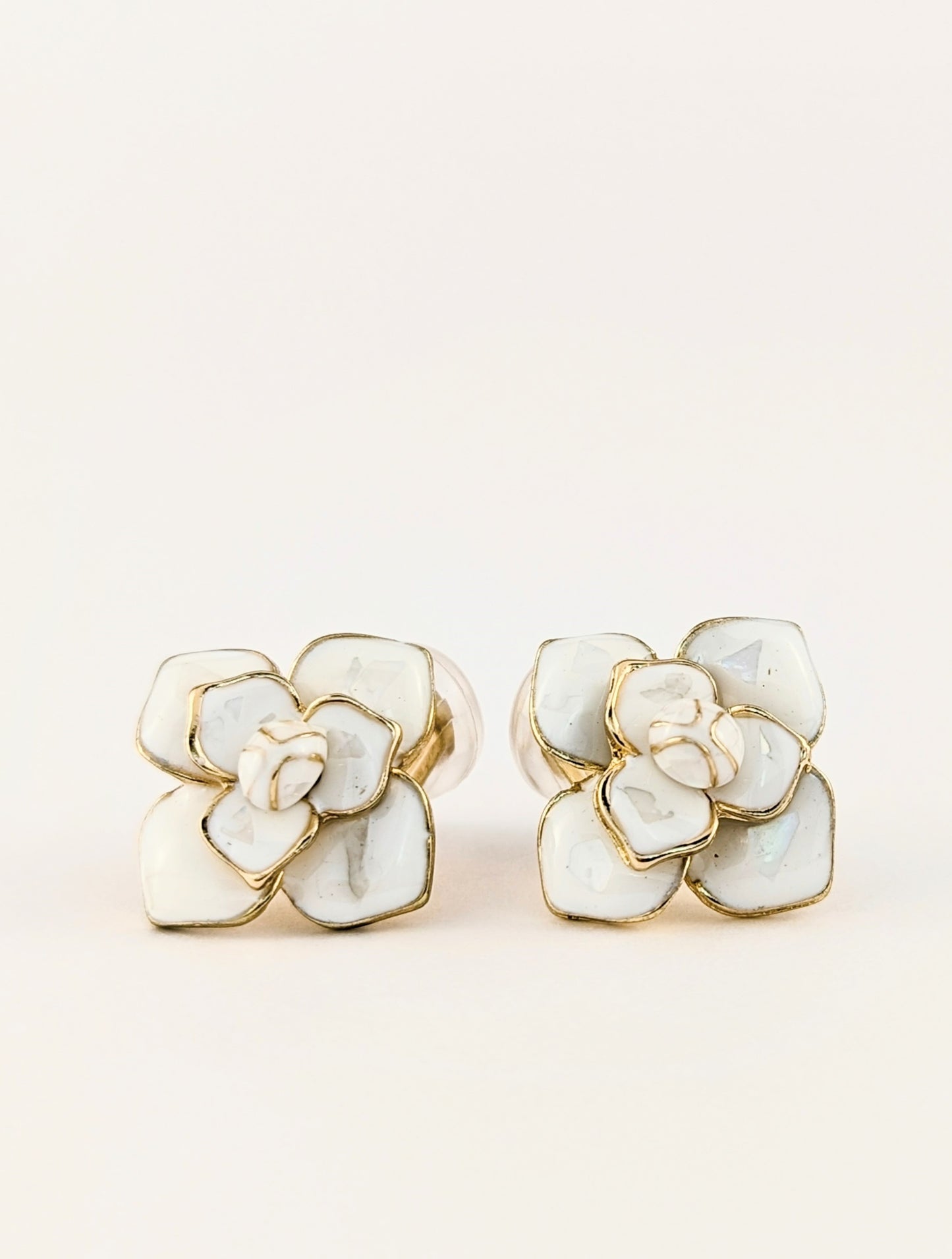 Shell-embedded White Flower Enamel Clip-on Earrings