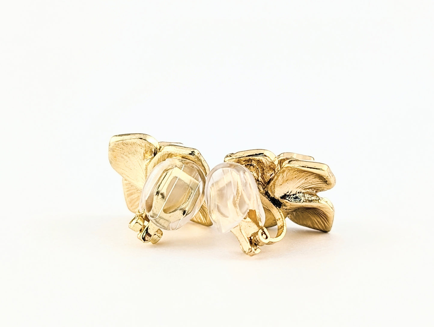 Shell-embedded White Flower Enamel Clip-on Earrings