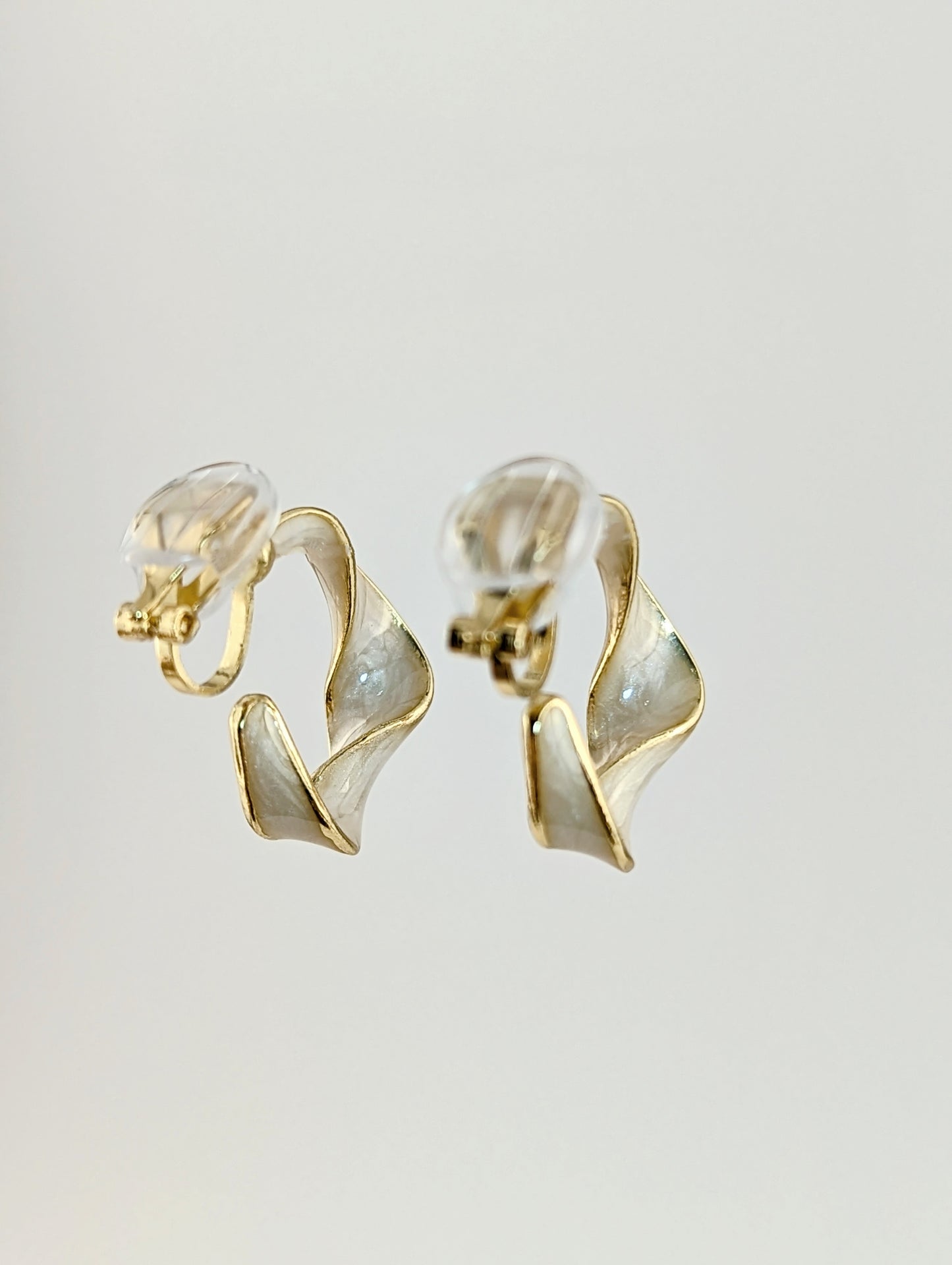 Crème Twist White Enamel Hoop Clip-on Earrings