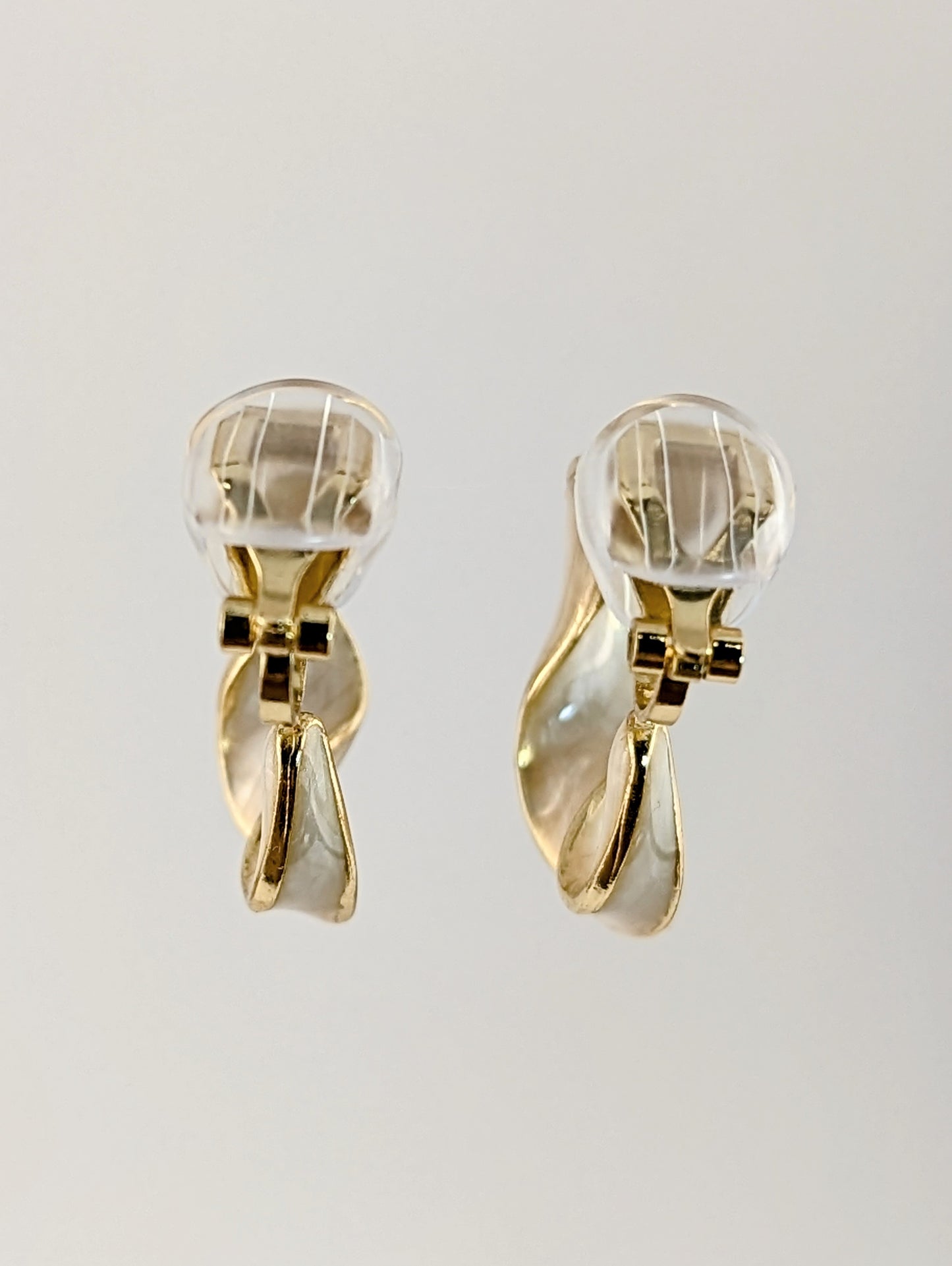 Crème Twist White Enamel Hoop Clip-on Earrings