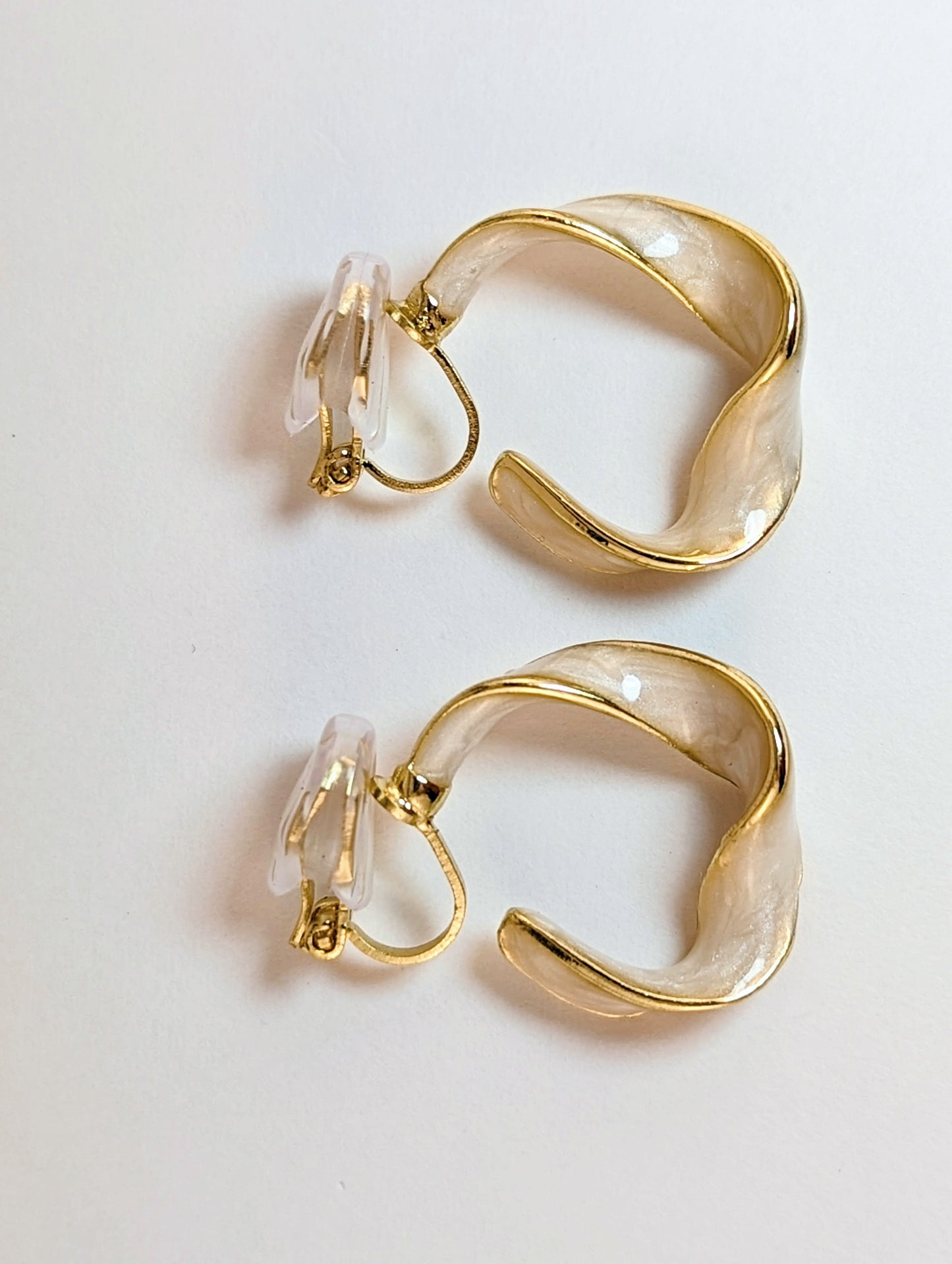 Crème Twist White Enamel Hoop Clip-on Earrings
