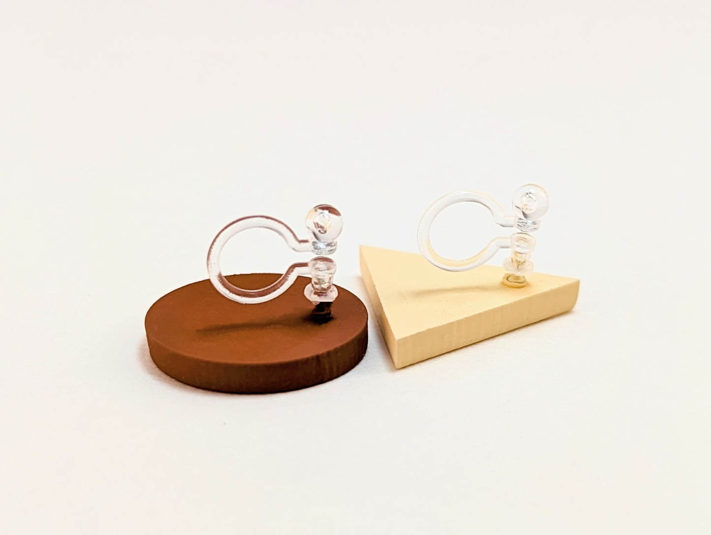Geo Mismatched Clip-on Earrings in Crème & Brown