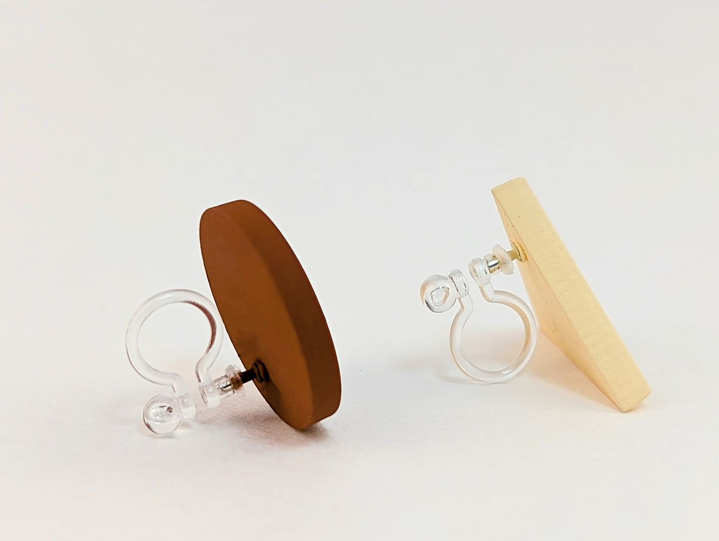 Geo Mismatched Clip-on Earrings in Crème & Brown