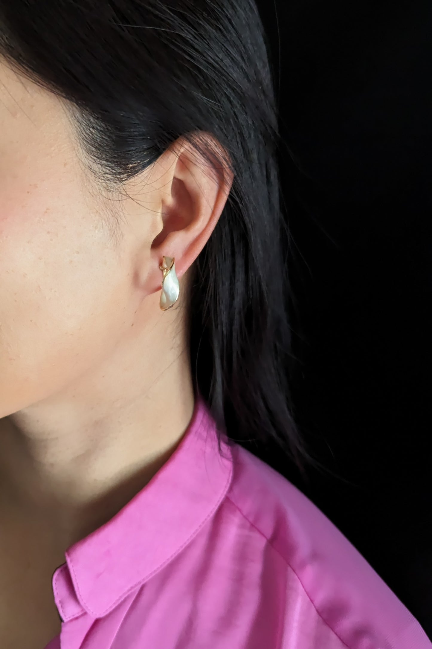 Crème Twist White Enamel Hoop Clip-on Earrings