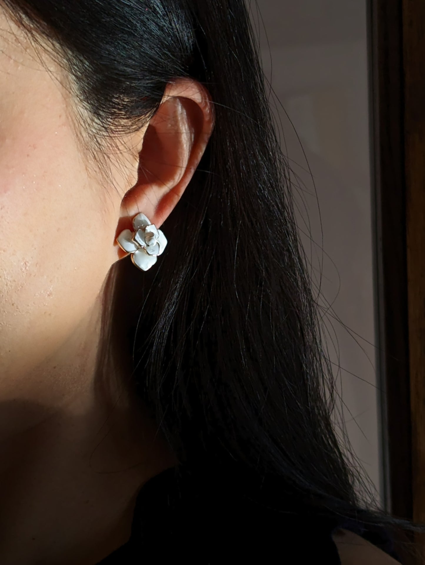 Shell-embedded White Flower Enamel Clip-on Earrings