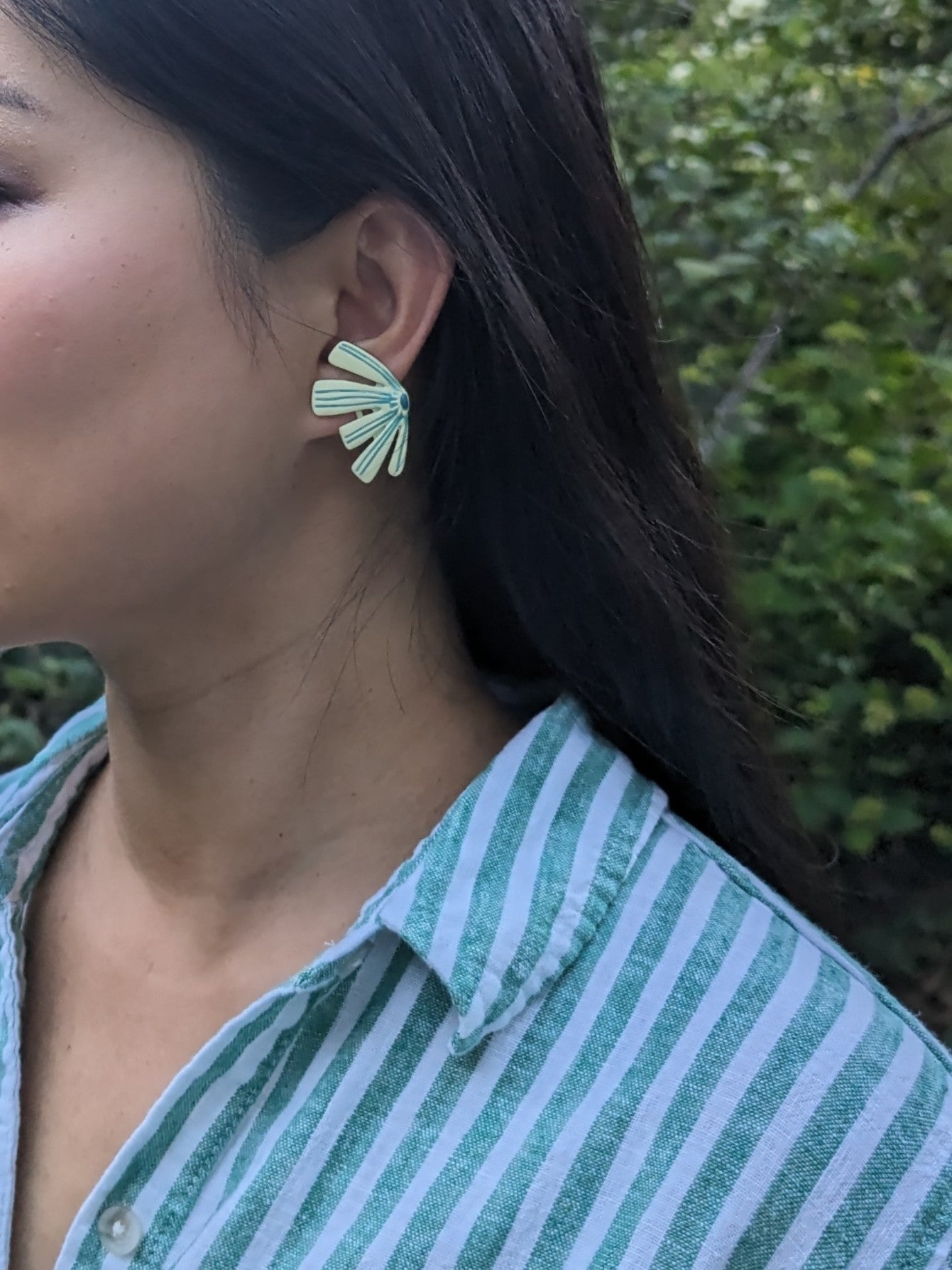 White and Blue Mismatched Flower Clip-on Earrings