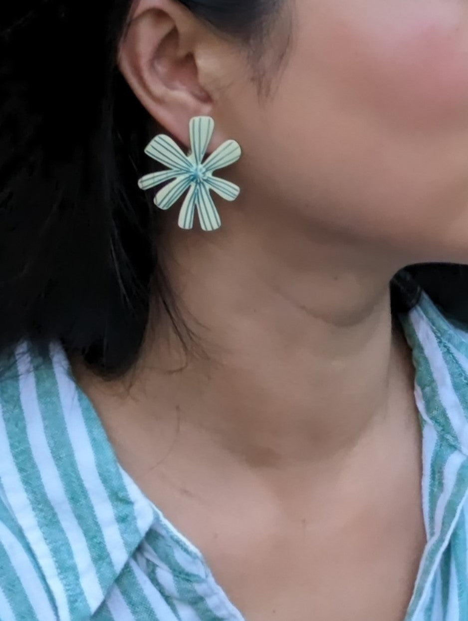 White and Blue Mismatched Flower Clip-on Earrings