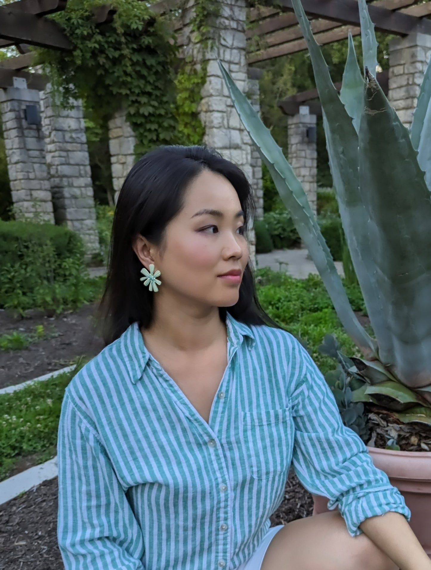 White and Blue Mismatched Flower Clip-on Earrings