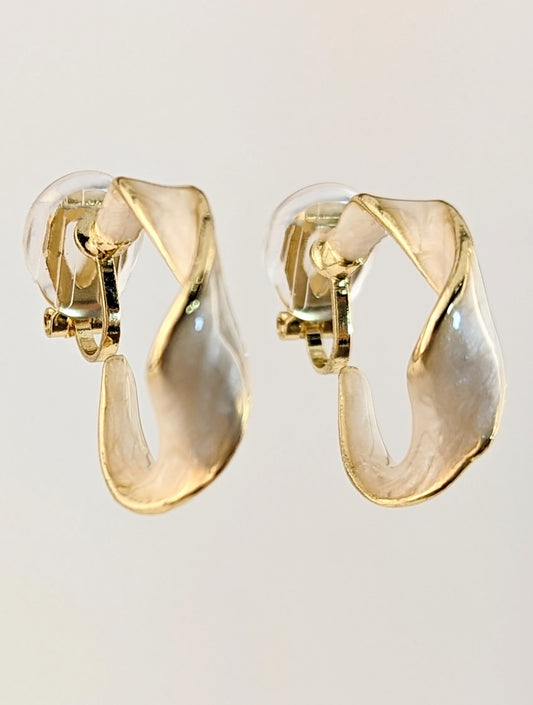 Crème Twist White Enamel Hoop Clip-on Earrings